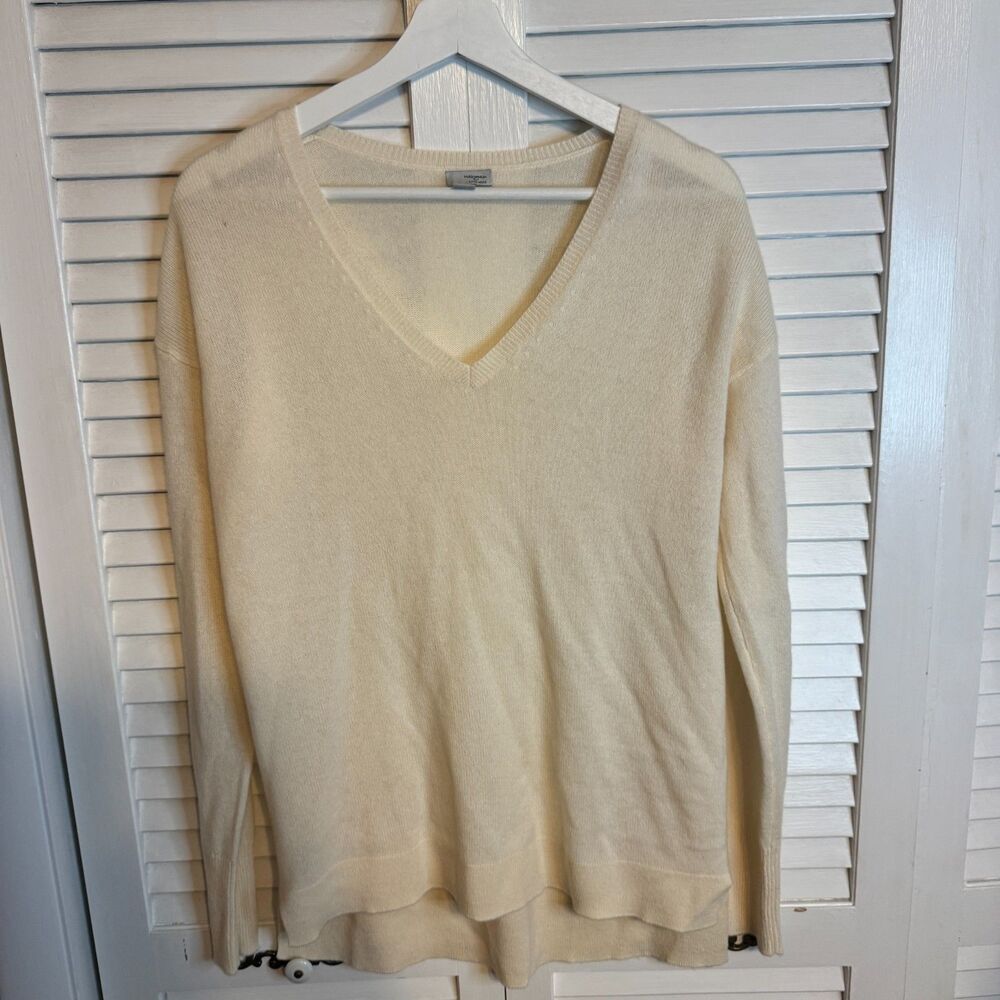 HALOGEN CAHMERE‎ BUTTER V-NECK MINIMALIST SWEATER SZ M